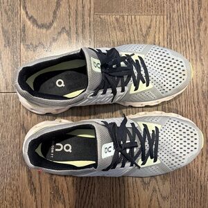 On Cloud running Sneakers in Light Gray with Black & Lime Accents size 9